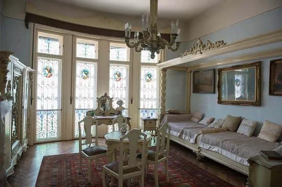 Darvas- La Roche House