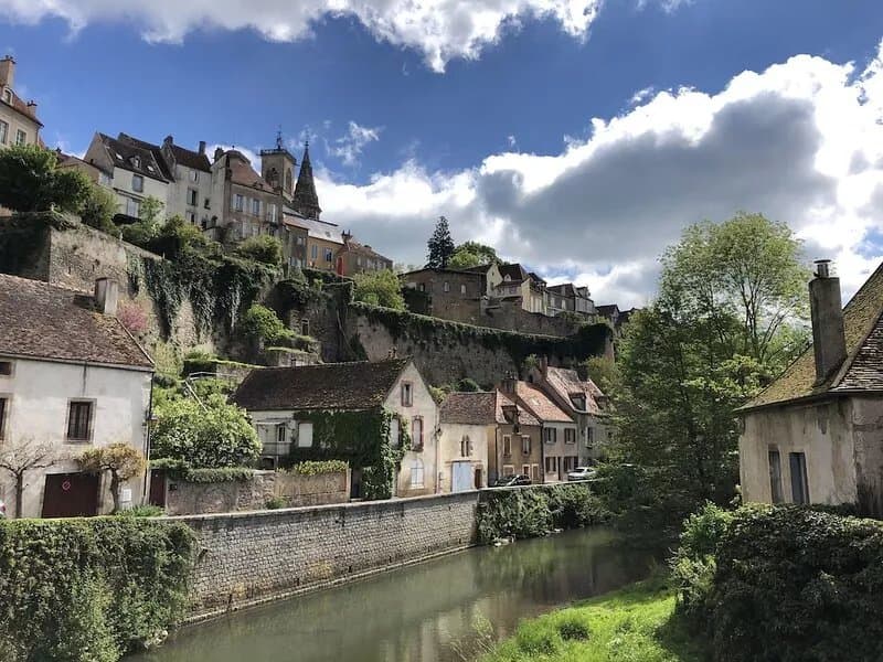 Rural calm between Chablis & Beaune, near Semur-en-Auxois. Dogs welcome.