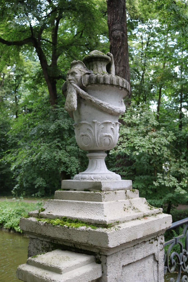 Grosses Parterre mit Wasserfontaene