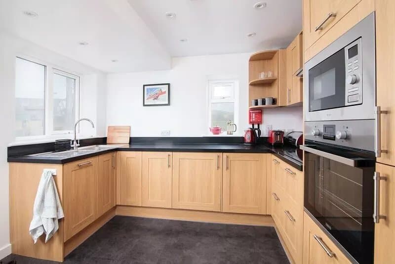 The White House - sleeps 5 guests in 3 bedrooms