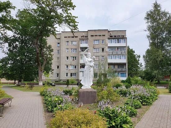 Mats i Ditya Sculpture