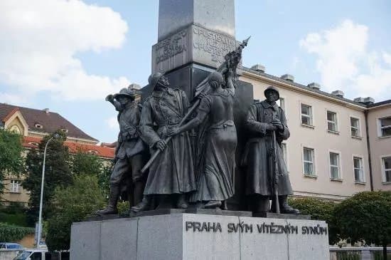 Monument to its Victorious Sons