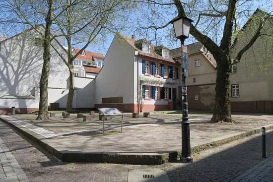 Synagogue Square