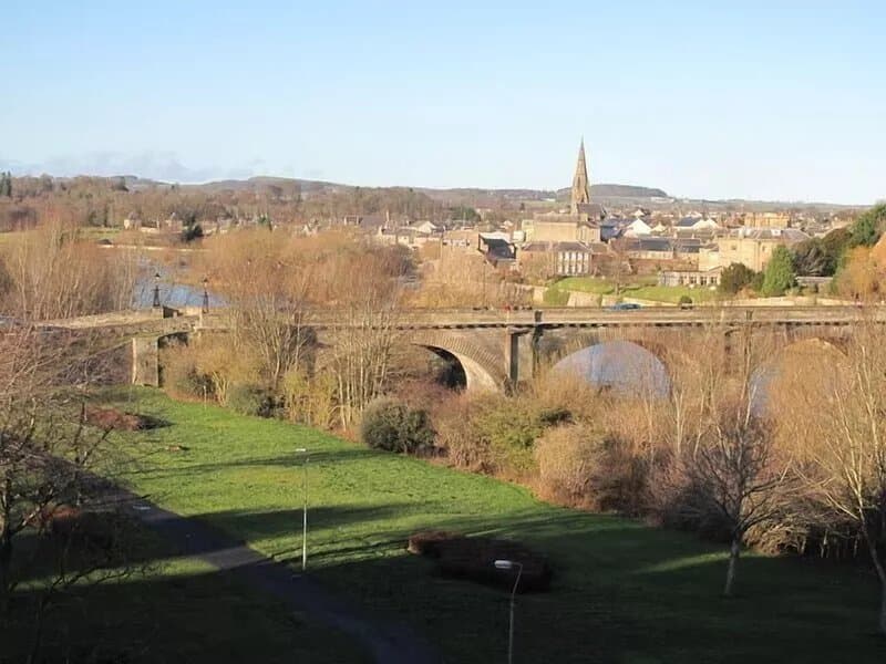 A light & spacious flat, overlooking ruins of Kelso Abbey, close to town centre.