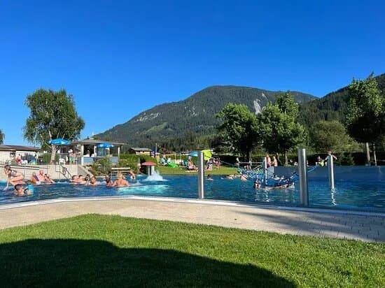 Schwimmbad und Badesee