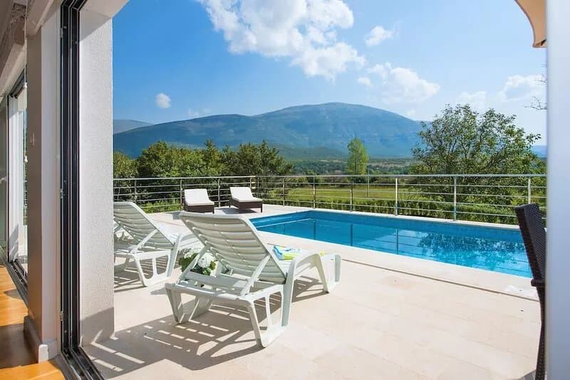 New luxury villa with swimming pool