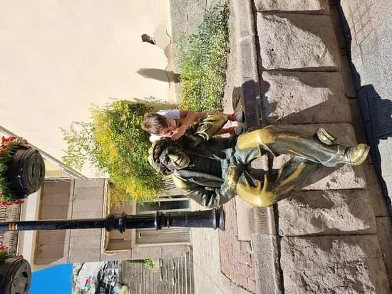 Statue of Milyo the Crazy