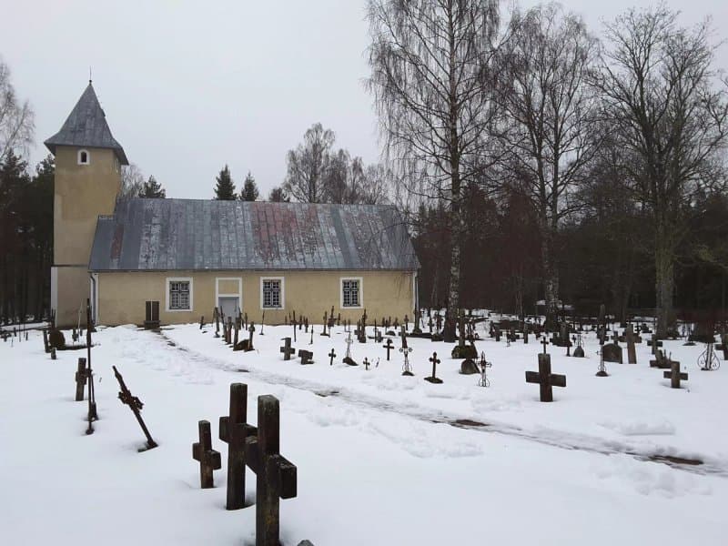 Rooslepa Chapel and Cemetery