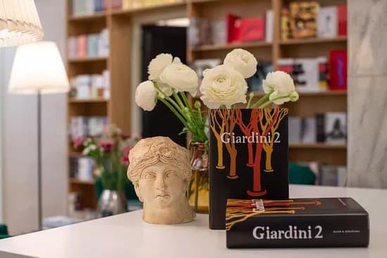 Club & Bookstore