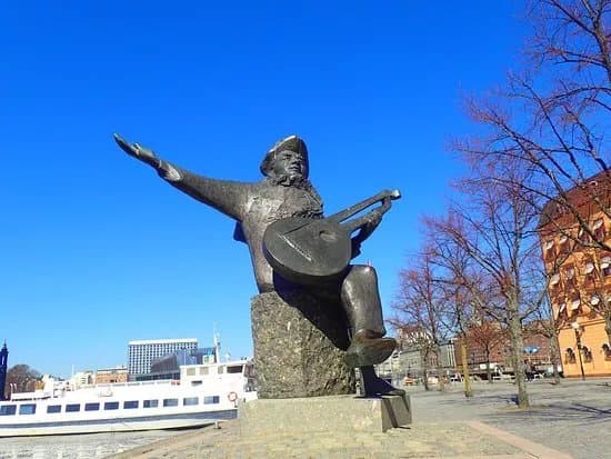 Evert Taube Statue