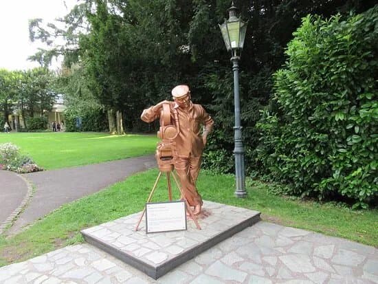 Yash Chopra Statue