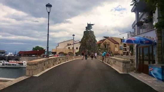 Monument to the Partizans and Heroes of the World War II