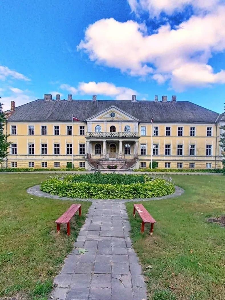 Rudbarzi Manor
