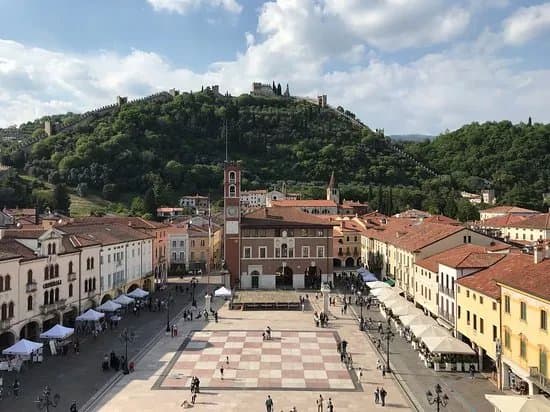Piazza Castello O Piazza Degli Scacchi