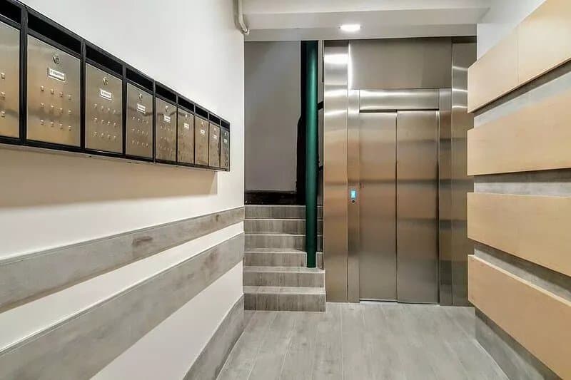 100 m2 apartment in quiet street above the historic district, two minutes from