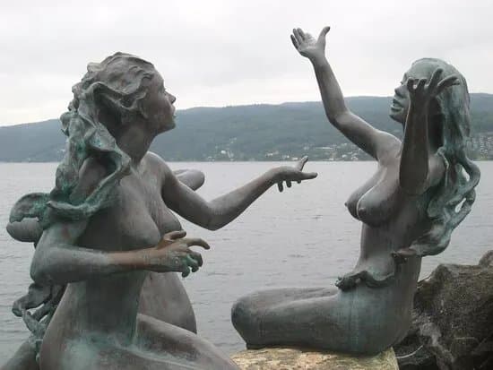 The Three Mermaids Statue