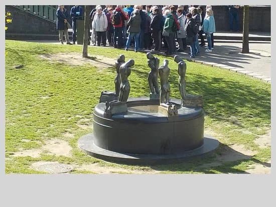 Fontein der Geknielden - Fountain of Kneeling Youths