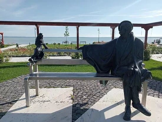 Karinthy Frigyes Statue
