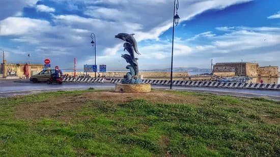 3 Dolphins Statue