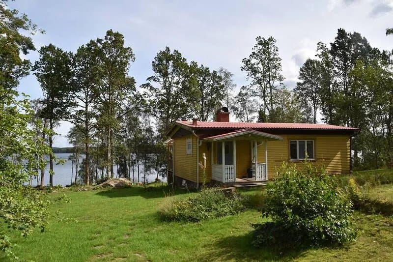 Paradise home by a lake, for anglers, canoeists, hikers and cyclists
