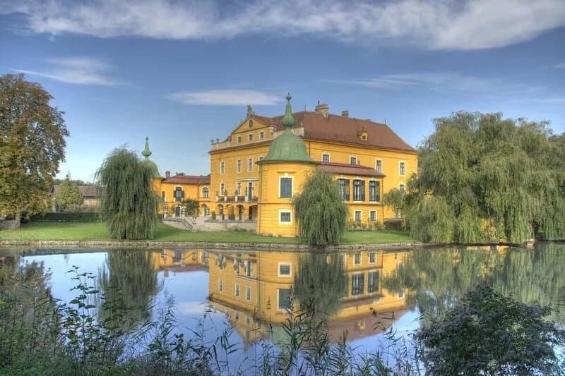 Castle, large park with pool, tennis court, horses, near Vienna and Wach wine re