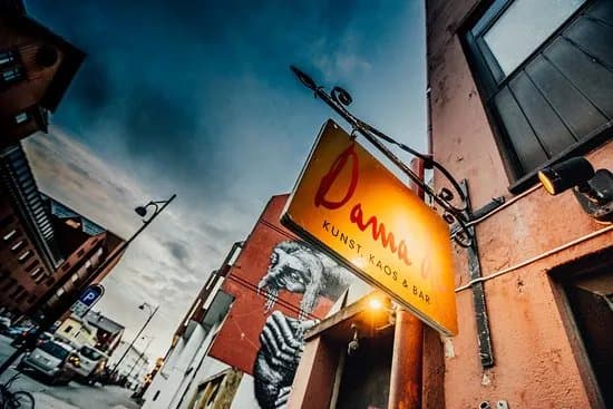 Dama di -kunst,kaos og bar
