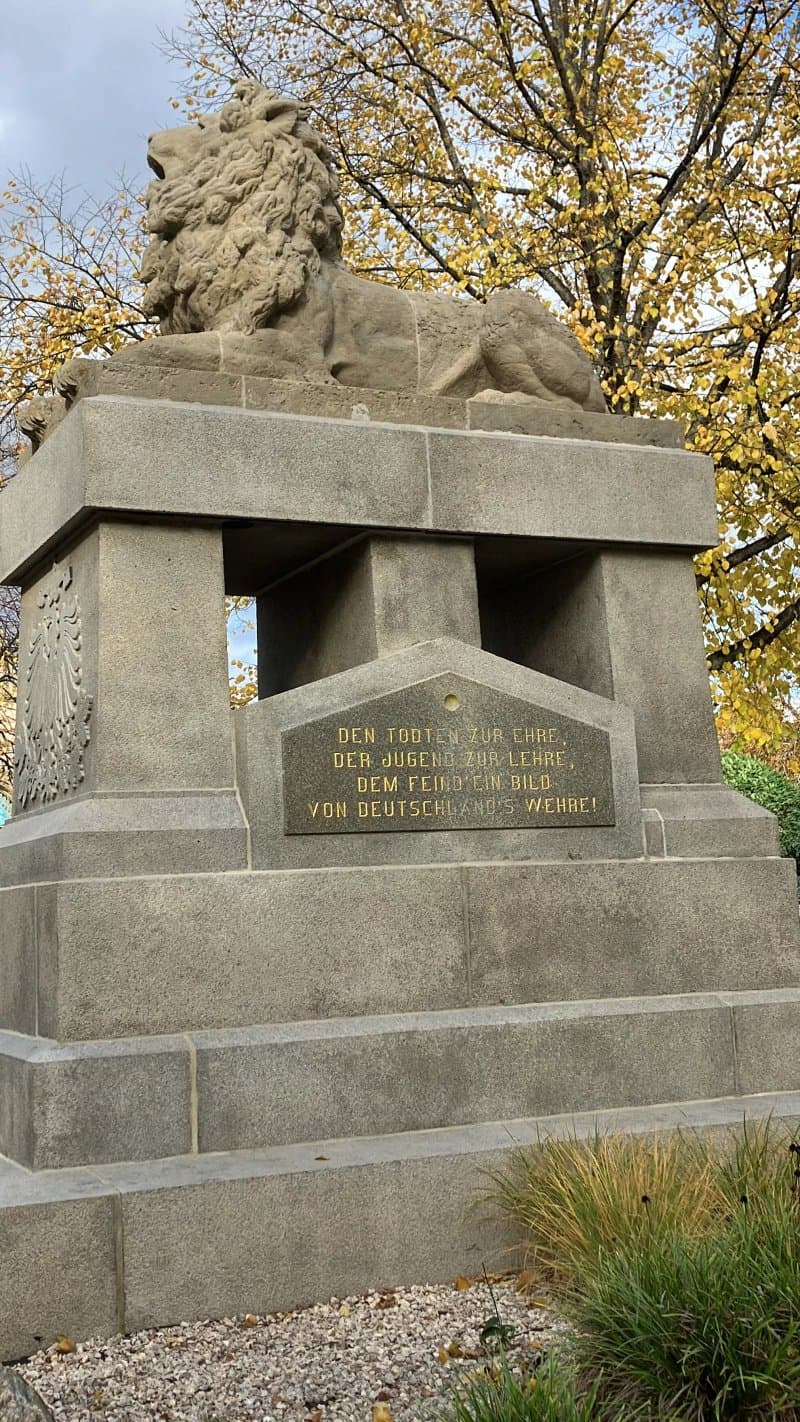 Lowenstatue Kriegerdenkmal