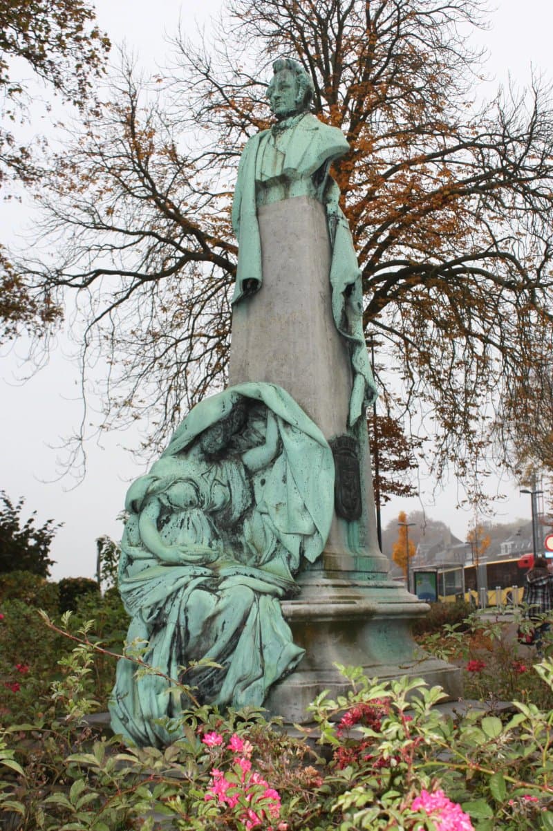 Monument a Louis-Joseph Seutin
