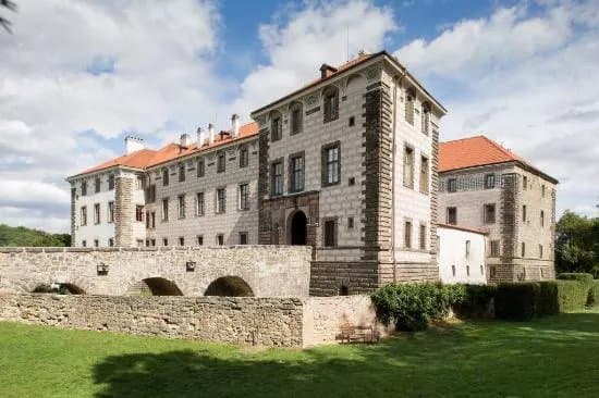 Nelahozeves Castle