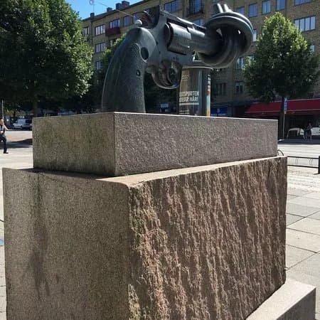 Non-Violence staty ”The Knotted Gun”