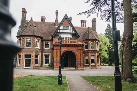 Wardown House, Museum and Gallery