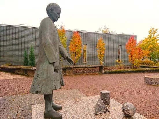 Helvi Honk Monument