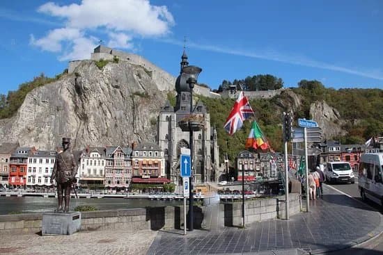 Charles de Gaulle Statue