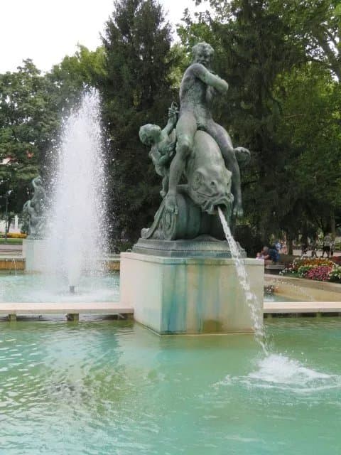 Building and Destroying Tisza Fountain