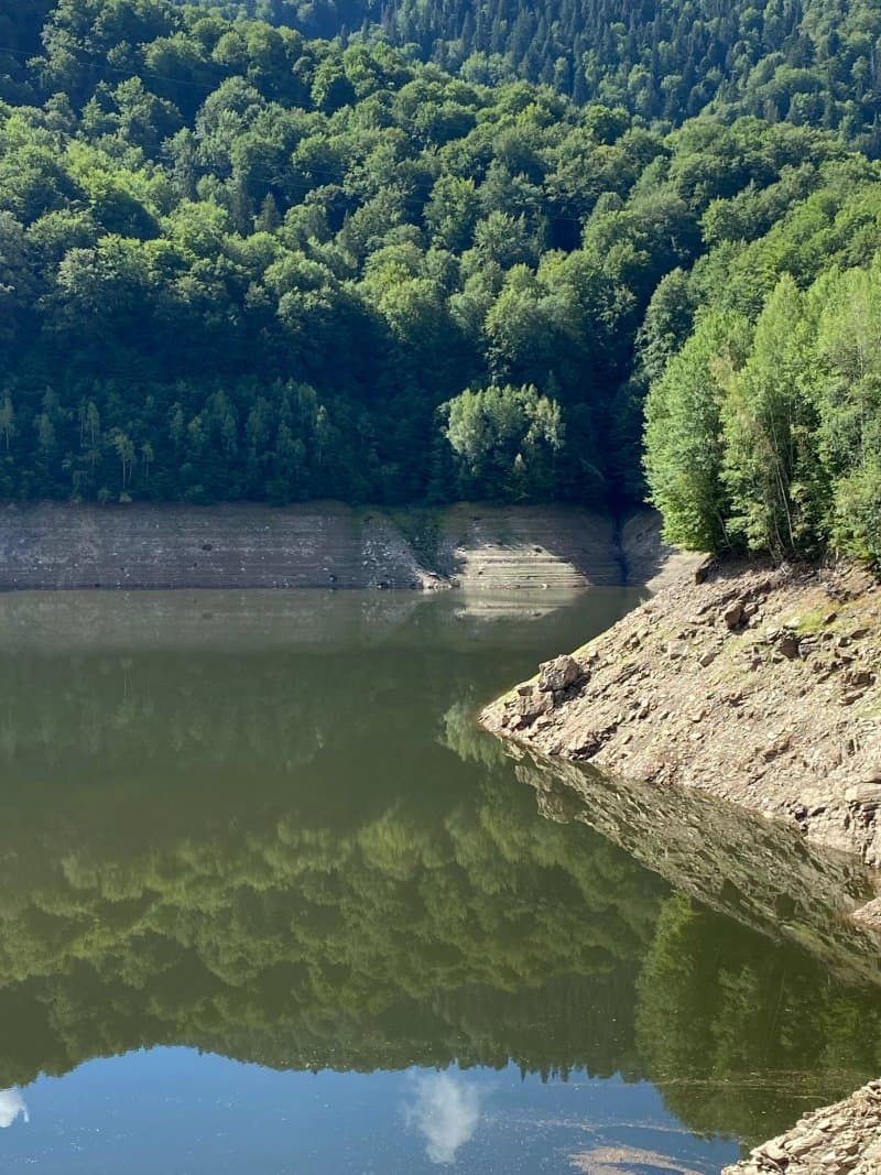 Tau Bistra Lake