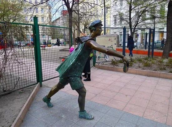 Newpaper Boy Statue