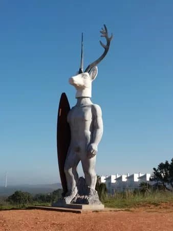 Estatua Homenagem aos surfistas e a Nossa Senhora da Nazare.