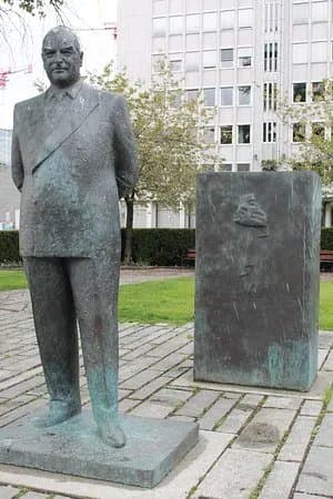 King Olav V statue