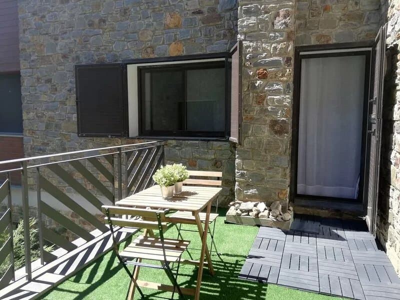 Apartment 4 people in front of access to El Tarter slopes, parking and free WIFI