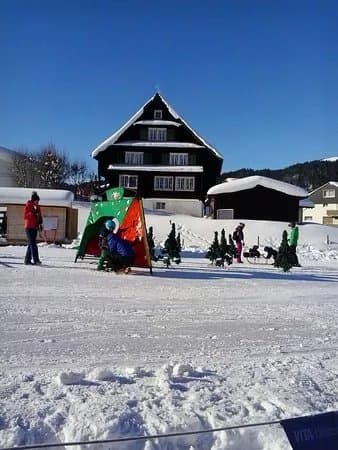 Winter Kinderland mit Karussell und Zauberteppich