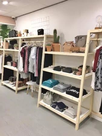 Complot concept Store