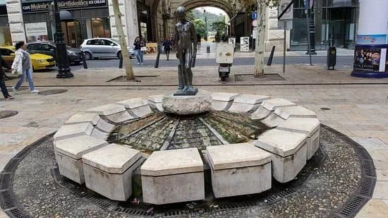 Little Boy Fountain (Kisfius diszkut)