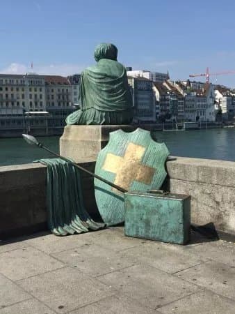 Helvetia auf Reisen Statue