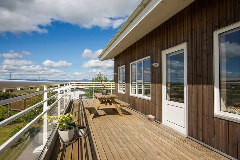 Bright & stylish flat with modern art, big balcony & hot tub. Family friendly.