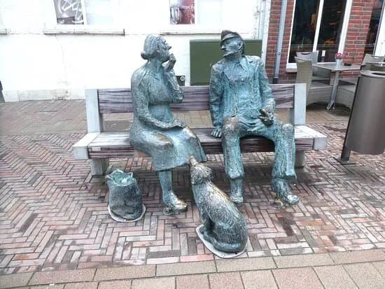Skulpturegruppe ''oma Und Opa''