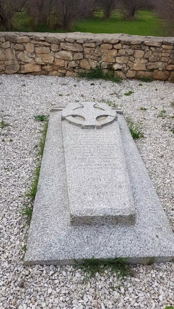 Monument at the Tomb of English Captain Horace William Cast
