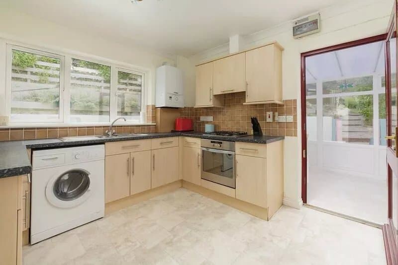 8 Links Close is a self-catering single level house, located close to the