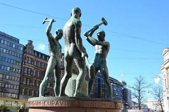 The Three Smiths Statue