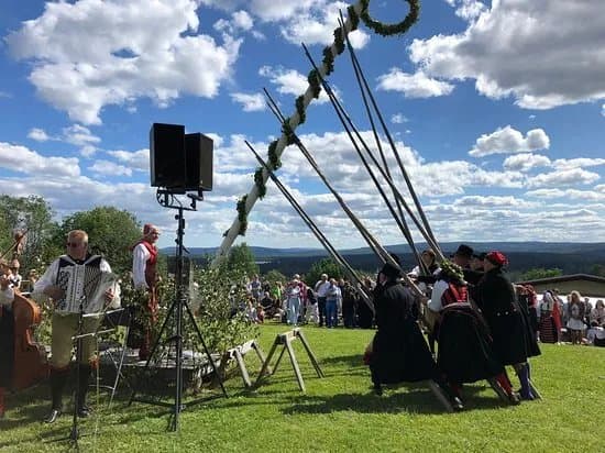 Dossbergets Hembygdsgard med Stadigstugan