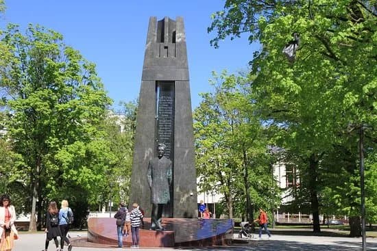 Vincas Kudirka Statue